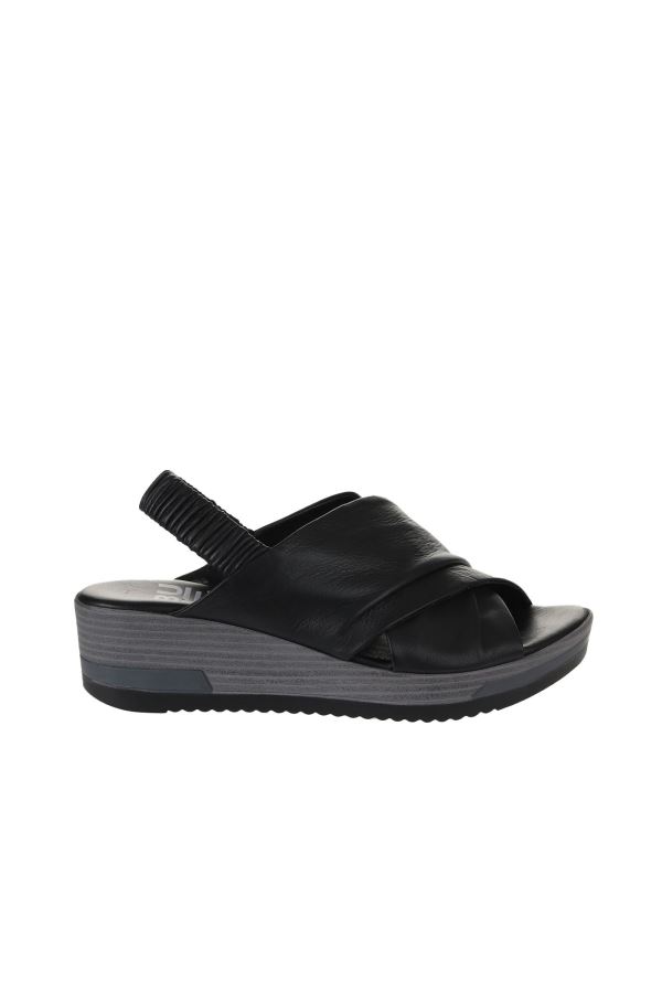 Siyah Deri Kadın Dolgu Topuklu Sandalet