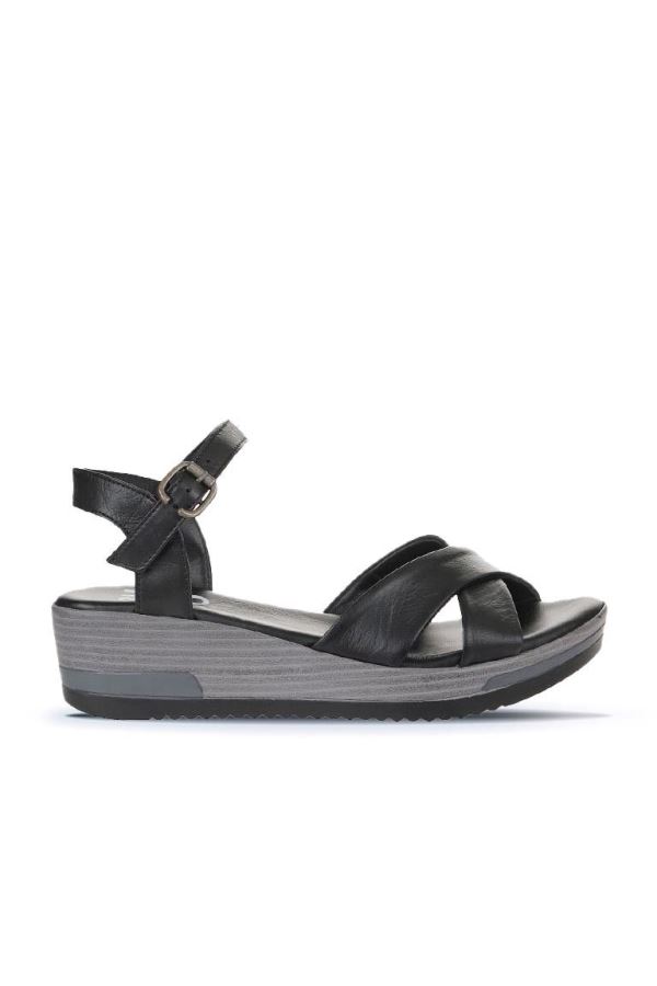Siyah Deri Kadın Dolgu Topuklu Sandalet