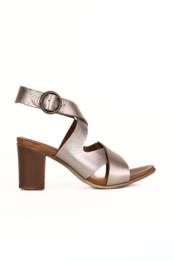 Gri Parlak Deri Kadın Topuklu Sandalet 