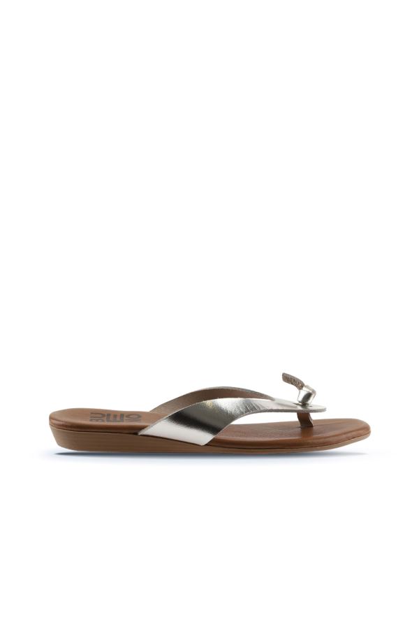 Bej Parlak Deri Kadın Parmak Arası Terlik 